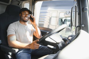 Çekici servisinde çalışan ve kamyonunu kullanan yakışıklı Afrikalı bir Amerikalı..