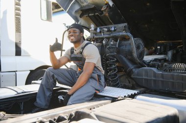 Afro-Amerikan Profesyonel Kamyon Tamircisi Ağır Görev Kamyonu Diesel Motoru. Otomotiv Endüstrisi TemasıName.