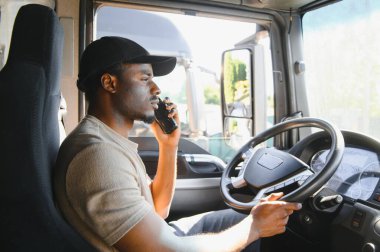 Çekici servisinde çalışan ve kamyonunu kullanan yakışıklı Afrikalı bir Amerikalı..