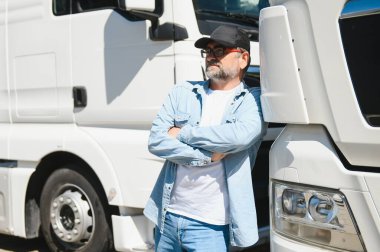 Üst düzey yakışıklı kamyonetinin önünde poz.