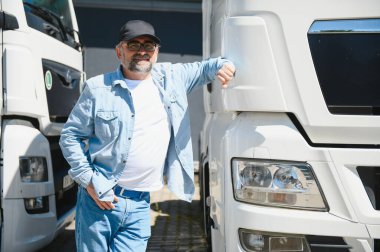 Üst düzey yakışıklı kamyonetinin önünde poz.