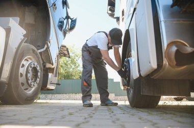 Üst düzey bir işçi direksiyonu kontrol ediyor. Kamyon arızası. Hizmet işi.