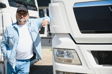 Yaşlı bir kamyon şoförünün portresi..