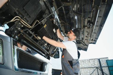 Araç tamir servisinde çalışan profesyonel bir kamyon tamircisi..