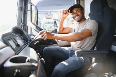 Kamyon kabininde oturan profesyonel bir sürücü..