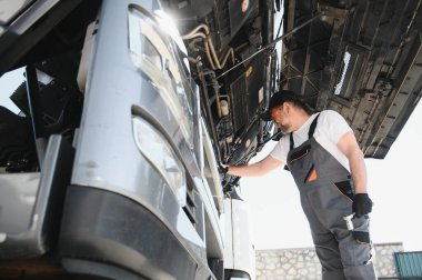 Profesyonel kamyon tamircisinin portresi.