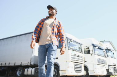 Otoparktaki mutlu Afrikalı Amerikalı kamyon şoförü. Boşluğu kopyala.