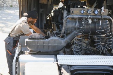 Afro-Amerikan Profesyonel Kamyon Tamircisi Ağır Görev Kamyonu Diesel Motoru. Otomotiv Endüstrisi TemasıName.