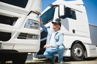 Yaşlı bir kamyon şoförünün portresi..