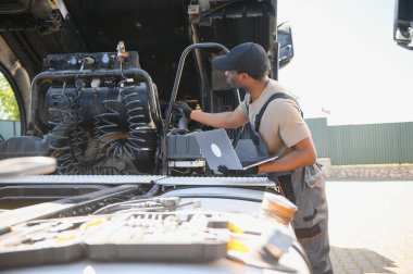 Kamyon tamir servisi. Tamirci, yarı kamyonun bilgisayar taramasını yaptı.