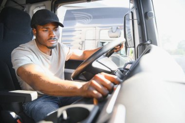 Kamyon kabininde oturan profesyonel bir sürücü..