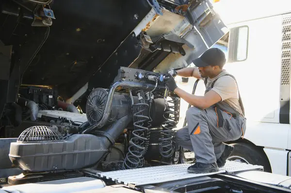 Bozuk Yarı Kamyon Traktör Motoru Tamiri. Afrikalı Amerikan Kamyonları Tamircisi.