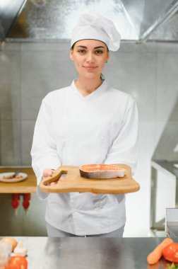 Genç, güzel bayan aşçı mutfakta..