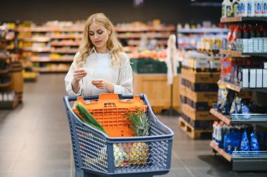 Kadın market fiyatlarındaki artışa ve enflasyona bakıyor..