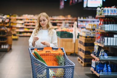 Kadın market fiyatlarındaki artışa ve enflasyona bakıyor..