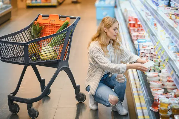 Kadın süpermarketten alışveriş yapıyor..