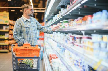 Marketteki mutlu kıdemli adam..