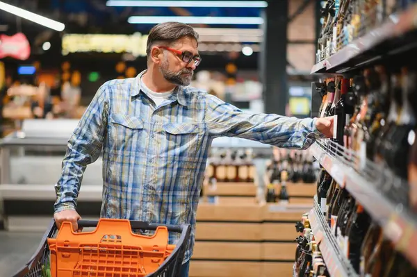 Marketteki mutlu kıdemli adam..