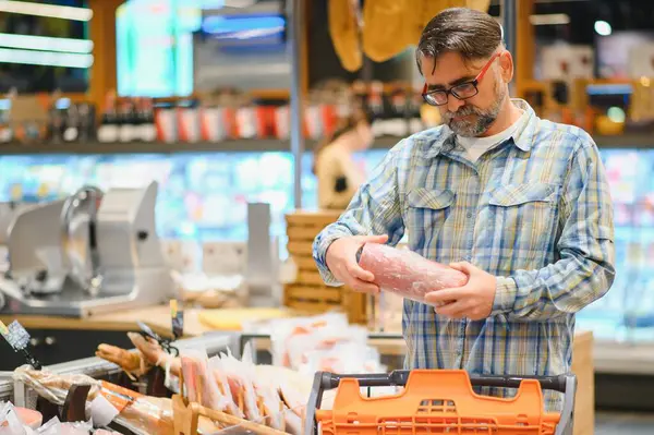 Marketteki mutlu kıdemli adam..