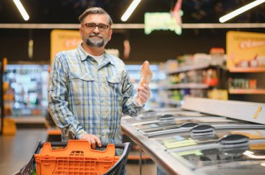 Marketteki mutlu kıdemli adam..