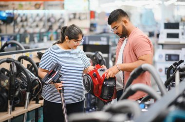 Elektrik süpürgesi, elektronik mağazası seçen çift.