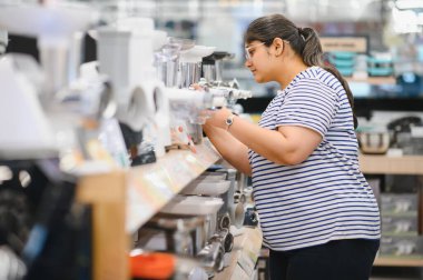 Mağazadaki mutfak malzemelerini seçen kadın.