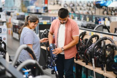 Elektrik süpürgesi, elektronik mağazası seçen çift.