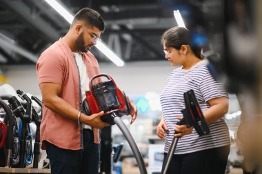 Genç Hintli bir çift elektrik süpürgesi alıyor..