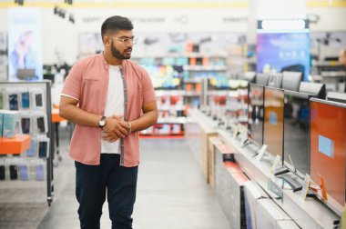 Elektronik mağazasındaki adam.