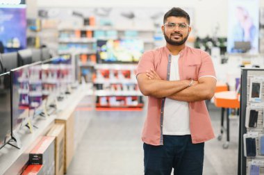 Elektronik mağazasındaki adam.