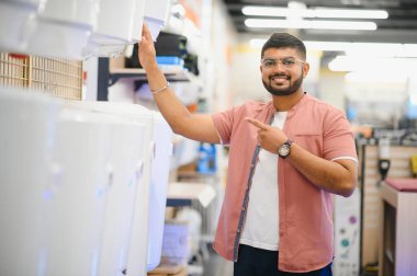 Kazan ve su tesisatı olan tesisatçı..