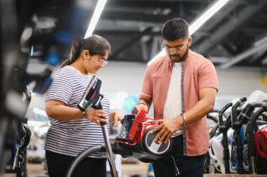 Genç Hintli bir çift elektrik süpürgesi alıyor..