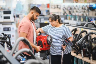 Genç Hintli bir çift elektrik süpürgesi alıyor..