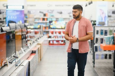 Elektronik mağazasındaki adam.