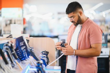 Elektrikçide budayıcıyı seçen adam