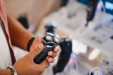 Elektrikçide budayıcıyı seçen adam