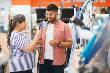 Hintli bir çift elektronik mağazasından demir buharlı gemi seçiyor..
