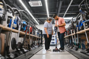 Elektrik süpürgesi, elektronik mağazası seçen çift.