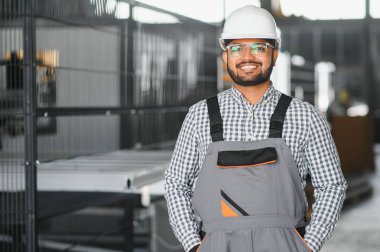 Pencere ve kapılar için çerçeve yapan PVC işçisi veya operatörü.