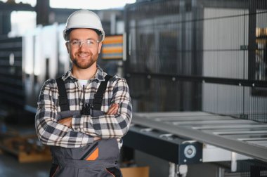 Bir fabrikada erkek işçi..