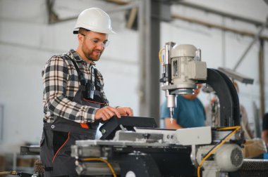 Fabrika işçisi. Üretim hattında çalışan adam..
