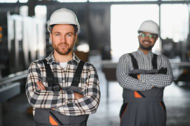Metal-plastik pencere ve kapı üretimi için bir fabrikada iki işçi..