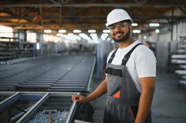 Pencere ve kapılar için çerçeve yapan PVC işçisi veya operatörü.