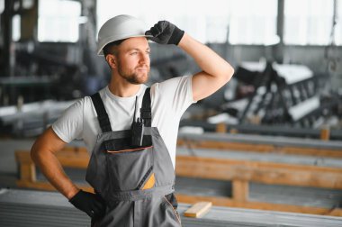 fabrika işçisi metal profil ölçer.