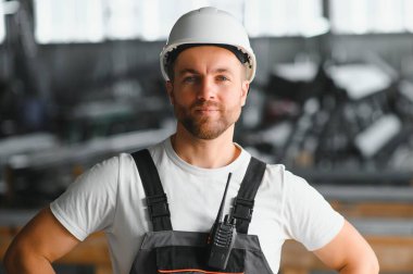 kendinden emin bir işçi bir fabrikada portresi.