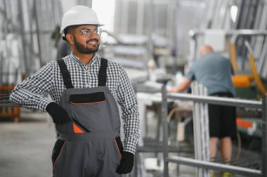 Pencere ve kapılar için çerçeve yapan PVC işçisi veya operatörü.