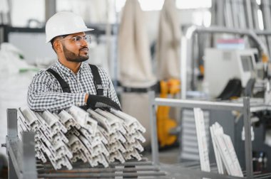 Pencere ve kapılar için çerçeve yapan PVC işçisi veya operatörü.