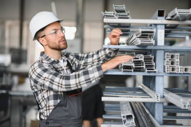 Bir fabrikada erkek işçi..