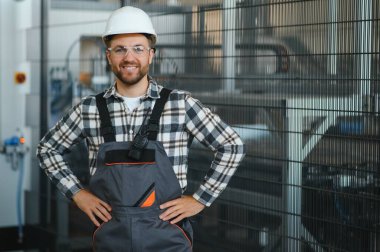 Bir fabrikada erkek işçi..