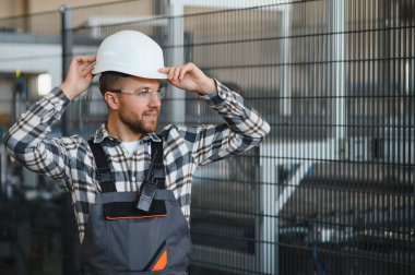 Bir fabrikada erkek işçi..